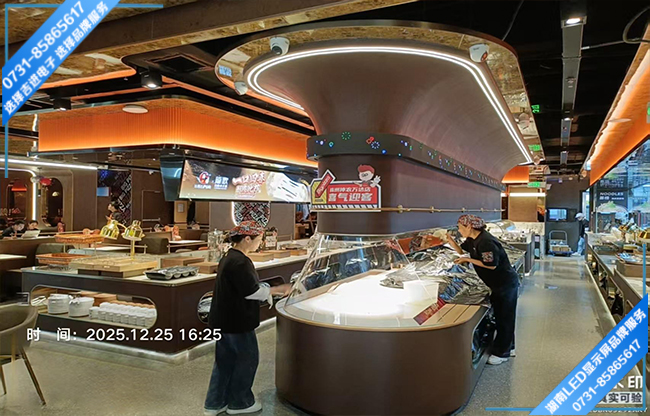 株洲天元區(qū)萬達(dá)廣場(chǎng)商用曲面硅膠軟模型LED顯示屏.jpg 株洲天元區(qū)萬達(dá)廣場(chǎng)商用曲面硅膠軟模型LED顯示屏.jpg